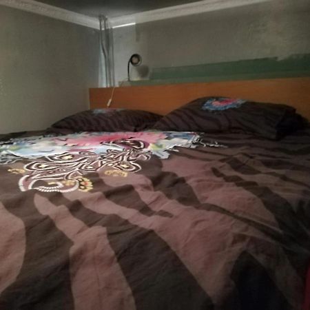 Room In Studio - Studio Nearby Central Station Amberes Exterior foto